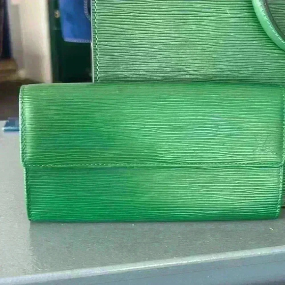 - LOUIS VUITTON LV Logo Riviera Hand Bag Epi Leather Green bundle w/ wallet - Picture 12 of 17